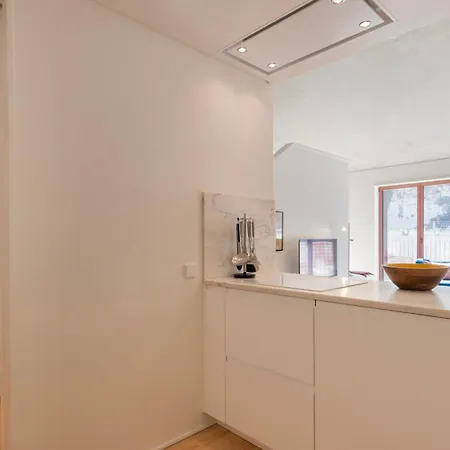 Artsy 3bdr Duplex By Lovelystay